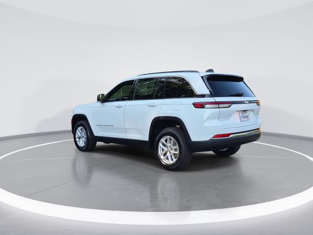 New 2026 Bright White Clear-Coat Exterior Paint Jeep Laredo X image 6