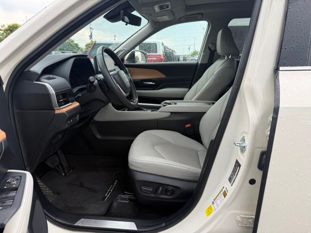 2024 Coastal Cream Toyota Grand Highlander Platinum AWD SUV