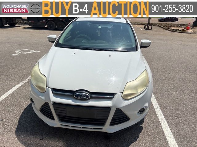 White Platinum Metallic Tri-Coat 2012 Ford Focus SE Sedan Front-Wheel Drive 6-Speed Automatic