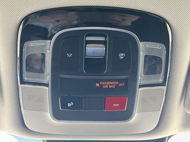 Used 2025 White Hyundai SEL Convenience image 32