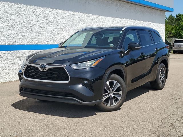 Black 2022 Toyota Highlander XLE AWD SUV / Crossover All-Wheel Drive 8-Speed Automatic