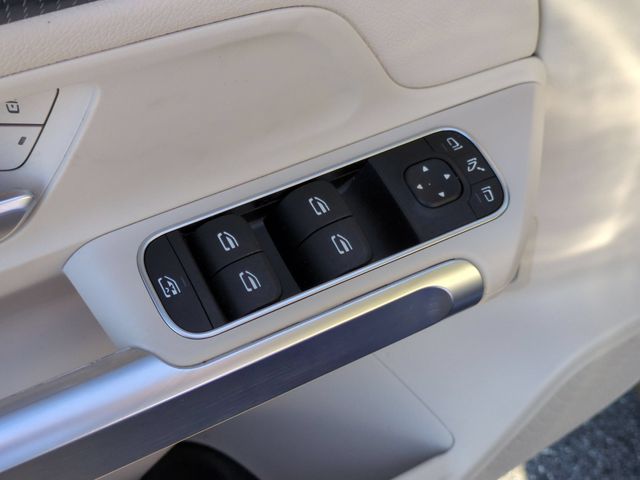 Used 2023  Mercedes-Benz GLB 250 image 13