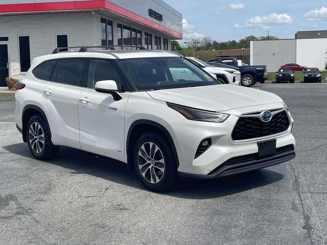 White (Blizzard Pearl) 2021 Toyota Highlander Hybrid XLE AWD SUV / Crossover All-Wheel Drive Continuously Variable Transmission