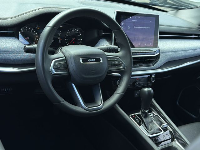 Used 2024 Silver Jeep Latitude image 18