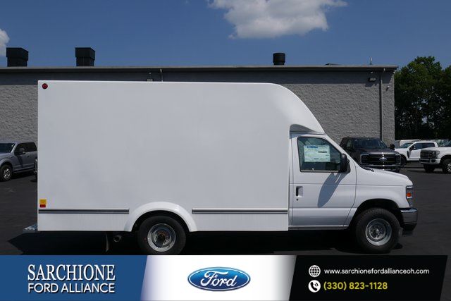 Oxford White 2026 Ford E-Series Chassis Pickup Truck Rear-Wheel Drive 6-Speed Automatic Overdrive