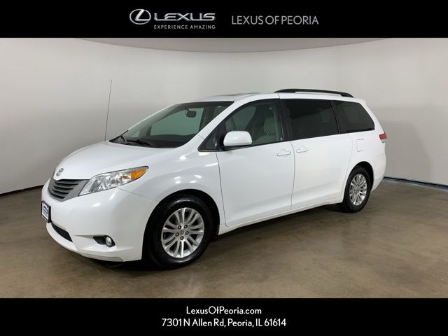 2014 Toyota Sienna XLE 7-Passenger Auto Access Seat