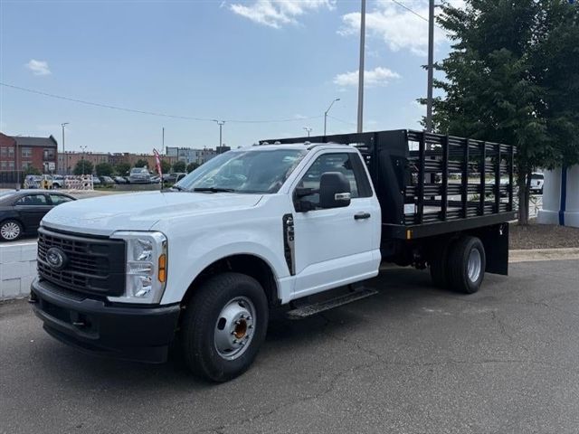 Oxford White 2026 Ford F-350 Super Duty Chassis Pickup Truck 4X2 Automatic
