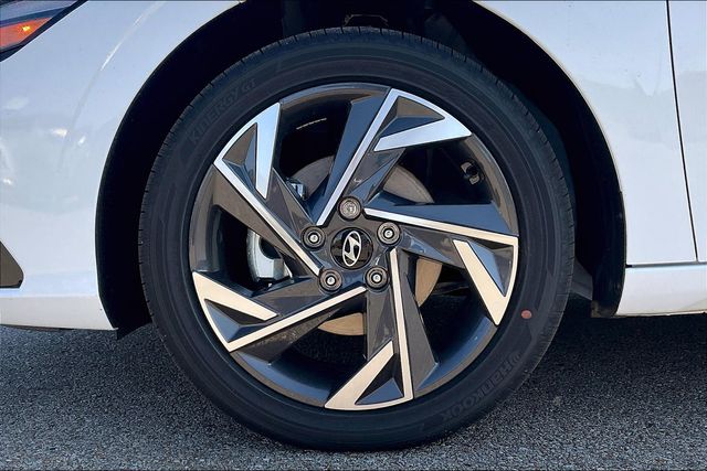 2025 Hyundai Elantra Hybrid Limited photo