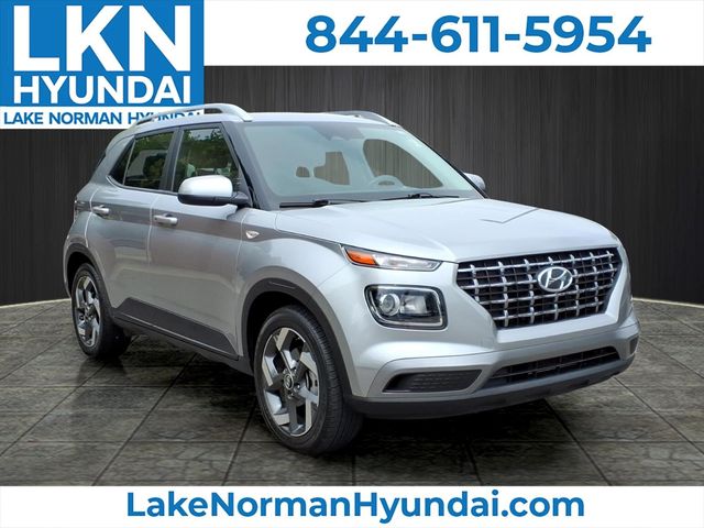 Shimmering Silver 2024 Hyundai Venue SEL FWD SUV / Crossover Front-Wheel Drive Continuously Variable Transmission