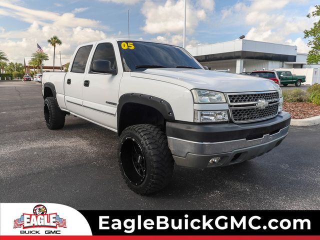 Summit White 2005 Chevrolet Silverado 2500HD LS Crew Cab 4WD Pickup Truck Four-Wheel Drive 4-Speed Automatic Overdrive