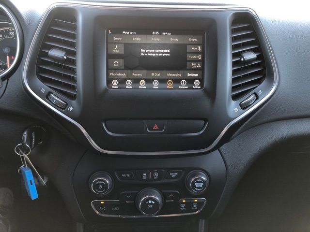 Used 2020 White Jeep Latitude image 19