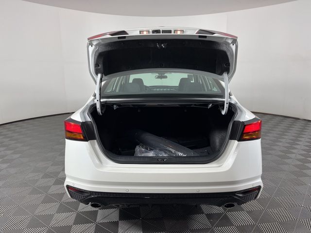 2025 Pearl White Tricoat Nissan Altima 2.5 SR FWD Sedan