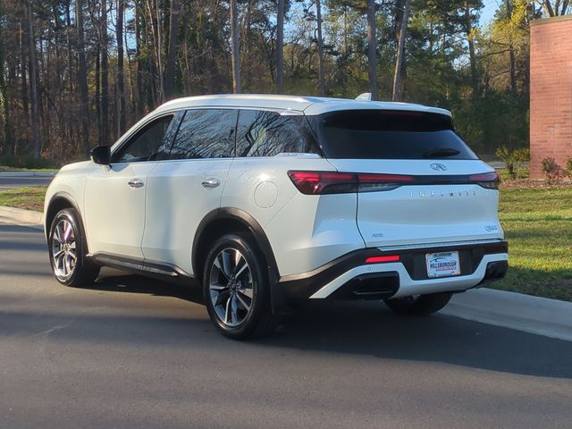 Used 2023 White INFINITI LUXE image 11