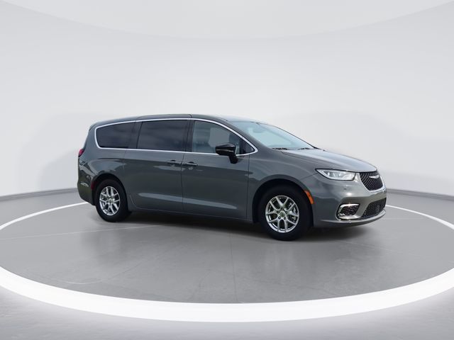 Used 2025 White Chrysler Select image 9