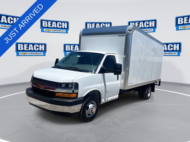 Summit White 2026 Chevrolet Express Chassis Van Rear-Wheel Drive 8-Speed Automatic