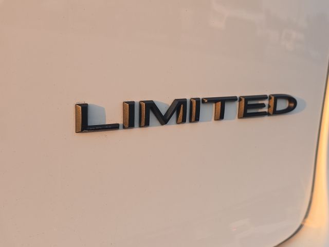 2025 Chrysler Pacifica Limited:B02253