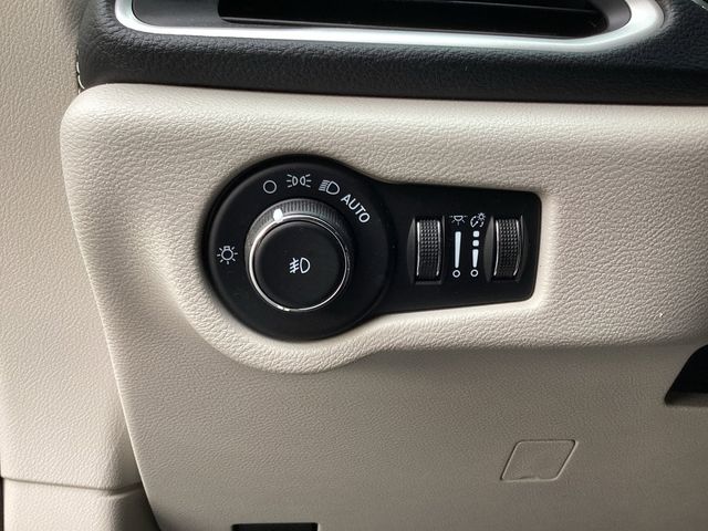 Used Car 2023 Chrysler Pacifica  Touring L For Sale Under $30,000 In San Antonio, Texas