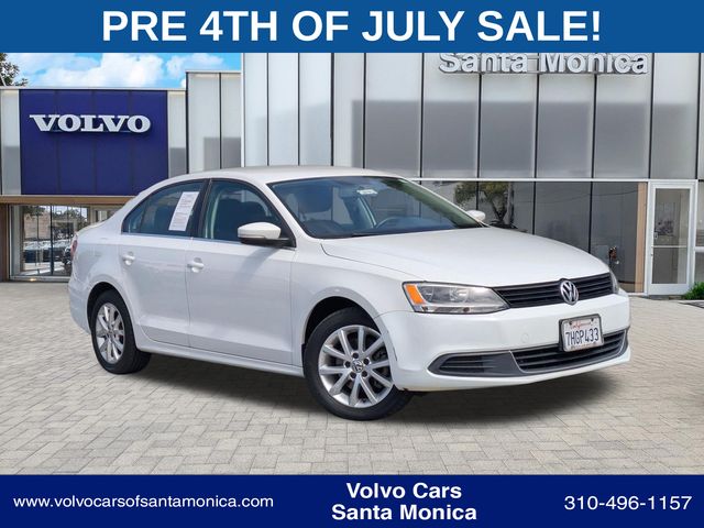 Pure White 2014 Volkswagen Jetta SE Sedan Front-Wheel Drive 6-Speed Automatic