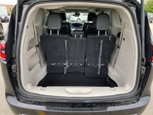 2023 Chrysler Pacifica Limited photo