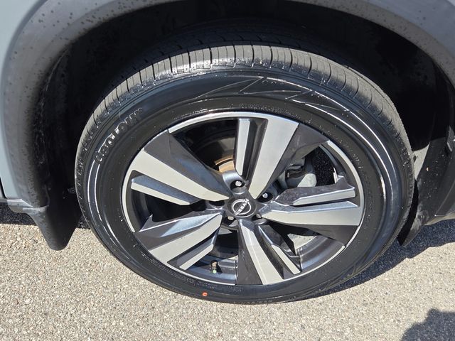 Used 2022 Gray Nissan SL image 16