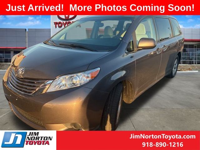 2015 Toyota Sienna LE's photo