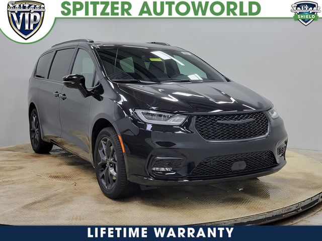 2026 Chrysler Pacifica Limited's photo