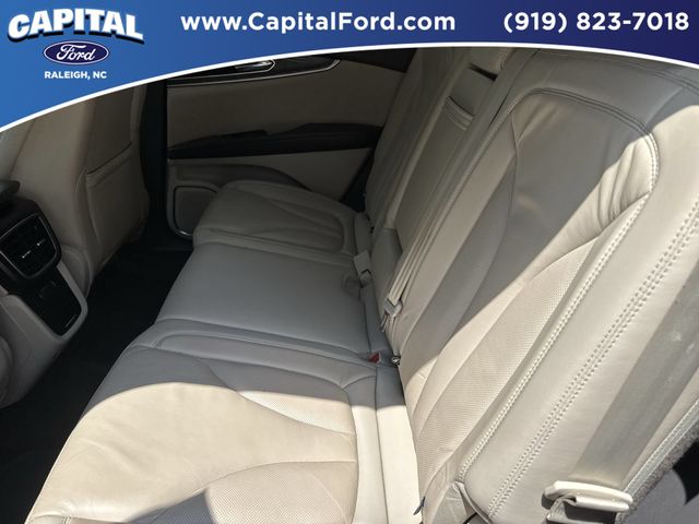 Used 2018 Red Lincoln Select image 18