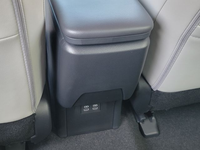 2026 Toyota Prius XLE - Photo 18