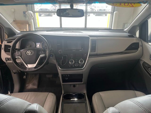 2015 Toyota Sienna XLE photo