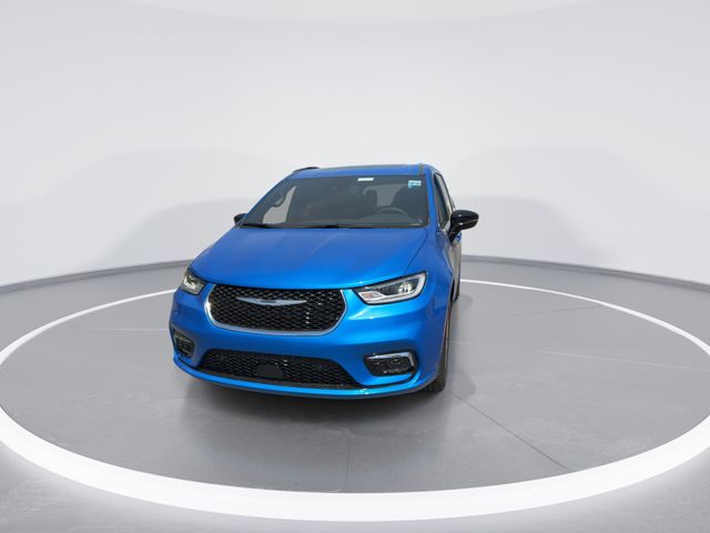 New 2026 Hydro Blue Pearl-Coat Exterior Paint Chrysler Limited image 3