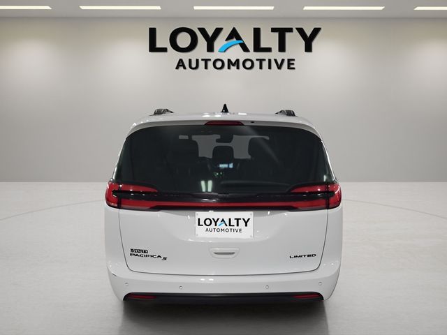 Used 2025 Chrysler Pacifica Van