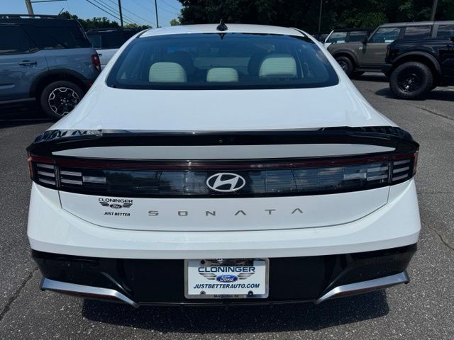 Used 2025 White Hyundai SEL image 6