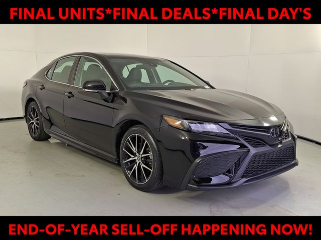 2023 Toyota Camry SE's photo