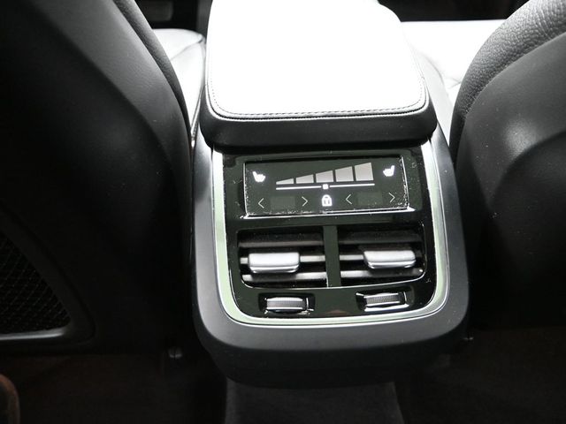 2024 Volvo XC90 B5 Plus photo