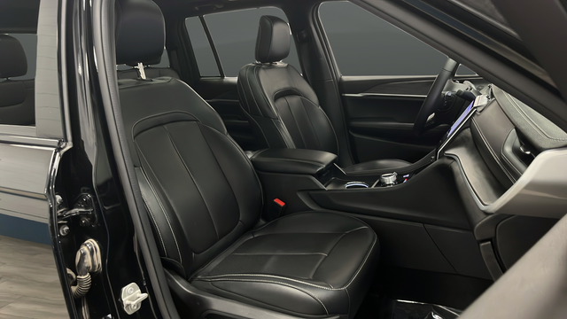 Used 2024 Diamond Black Crystal Pearlcoat Jeep Limited image 24