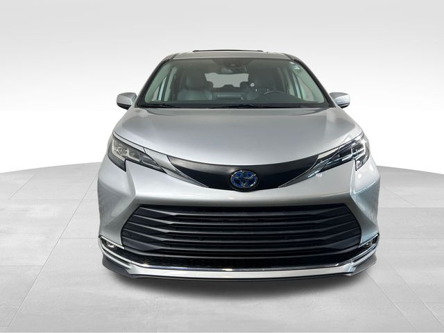 2021 Toyota Sienna XLE 13