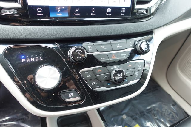 used 2024 Chrysler Pacifica car, priced at $25,889