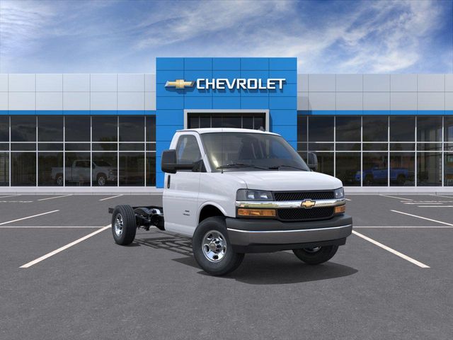 Summit White 2026 Chevrolet Express Chassis Van Rear-Wheel Drive 8-Speed Automatic