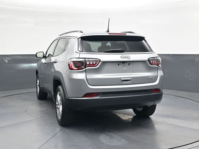 Used 2023 Silver Jeep Latitude image 5