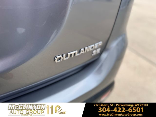 2016 Mercury Gray Metallic Mitsubishi Outlander SE 4X4 SUV