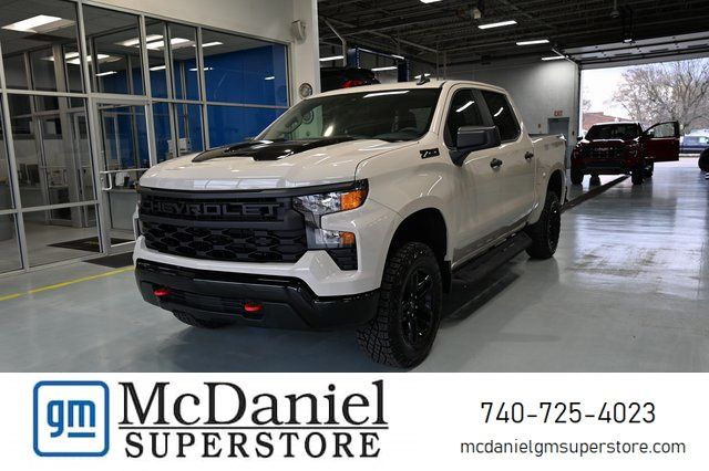 White Sands 2026 Chevrolet Silverado 1500 Custom Trail Boss Crew Cab 4WD Pickup Truck Four-Wheel Drive 8-Speed Automatic