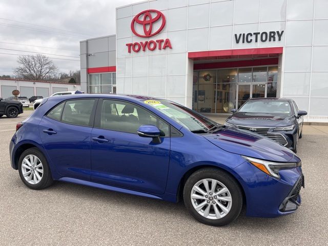 2023 Toyota Corolla Hatchback SE's photo