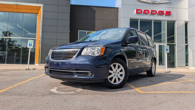2016 Chrysler Town & Country Touring FWD