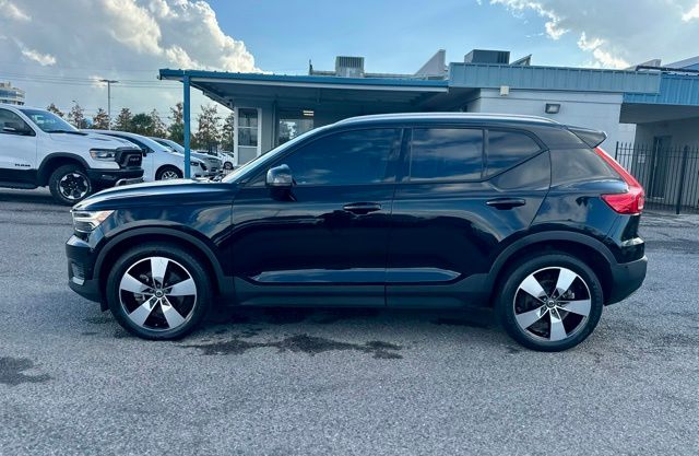 2019 Volvo XC40 Momentum photo 3