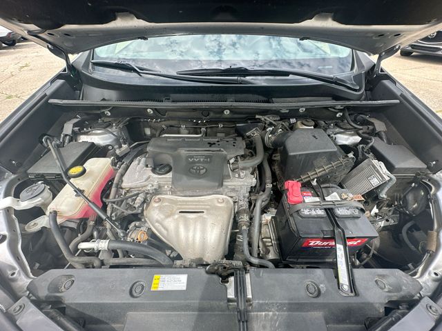 Used 2018 Silver Toyota XLE image 32