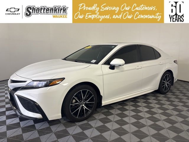 2023 Toyota Camry SE's photo