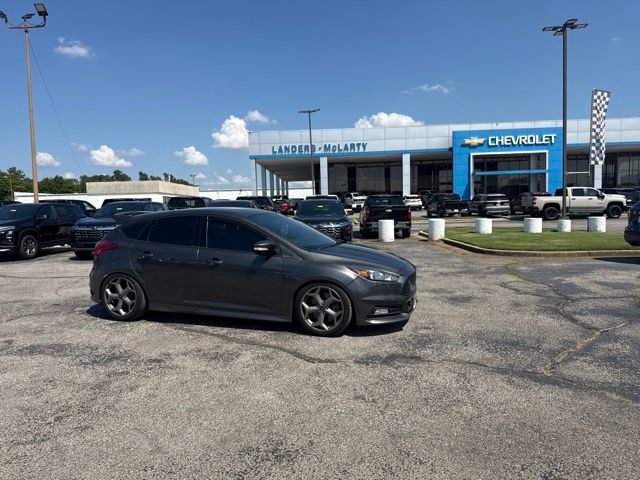 Gray (Magnetic) 2017 Ford Focus Hatchback Front-Wheel Drive 6-Speed Manual