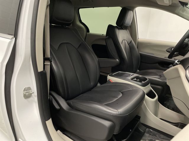 2023 Chrysler Pacifica Touring L photo