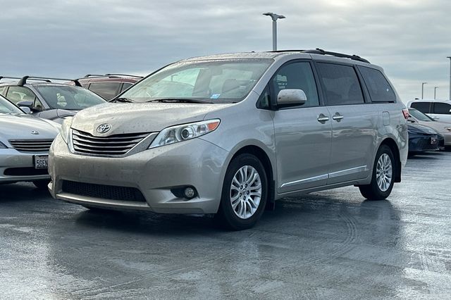 2017 Toyota Sienna XLE's photo