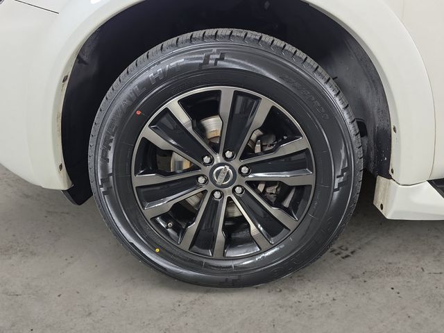 Used 2019 White Nissan Platinum image 9